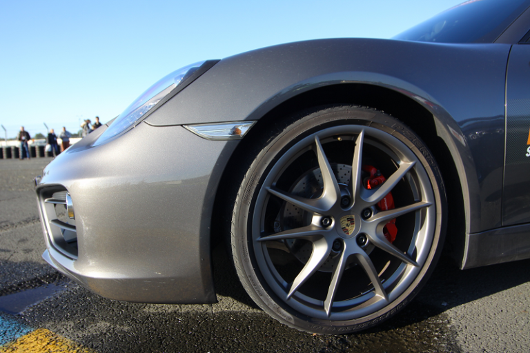 Pneu pour voiture sportive