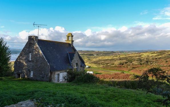 maison en pierre et paysage breton
