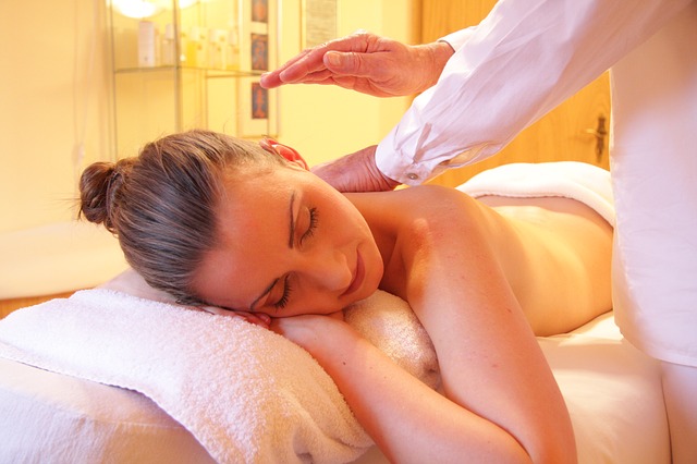 Un formateur donne un cours dans une école de massage.
