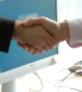 poignée de main entre franchiseur et franchisé