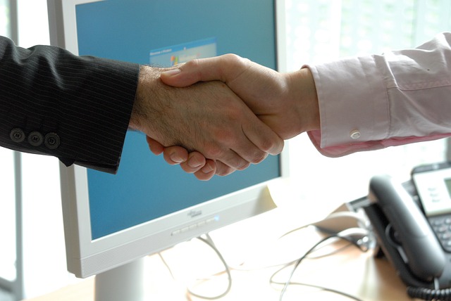 poignée de main entre franchiseur et franchisé