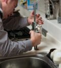 plombier qui répare un robinet