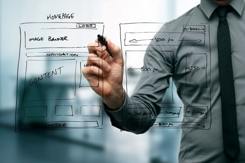La gestion de contenu et son importance pour une marque La popularité de CMS comme WordPress, Joomla ou Drupal a favorisé une augmentation de la présence des entreprises sur internet. Mais à ce jour encore, certaines entreprises considèrent le web simplement comme une vitrine supplémentaire. Pendant ce temps, les marques qui ont compris l’importance du web dans leur stratégie de marketing ont pris une avance qu’il sera difficile de rattraper. Mais chaque problème a une solution. Si la visibilité est importante, les outils pour l’améliorer ne le sont pas moins. Une des techniques les plus efficaces pour populariser l’image de sa marque est le Webmarketing. Pourquoi une bonne campagne de webmarketing est-elle importante et comment pouvez-vous l’implémenter pour votre entreprise ? Le webmarketing : l’accès à une vitrine planétaire On le sait dans tous les métiers, pour attirer du monde, il faut être visible et être vu. Et, internet est sans doute aucun la méga plateforme la plus visitée actuellement. Les marques à succès le savent. Les clients se trouvent tous sur internet. Il n’est plus question d’attendre que la popularité attire du monde. Il faut aller leur offrir vos services sur leur écran de PC ou de mobile. C’est là qu’intervient le webmarketing. Le but est d’amener le client à connaitre et à apprécier votre marque. En présentant vos atouts et produits sous un angle favorable, vous générez des retours positifs, et donc des ventes. Certes, il est pratiquement impossible pour un commerçant de la vieille école de se reconvertir en professionnel du web. Et même si c’était faisable, cela demanderait du temps. Mais le temps, c’est de l’argent. C’est pour vous permettre de gagner du temps (et donc de l’argent) que des plateformes de gestion de contenu comme Sitecore sont créées. Vous n’aurez pas besoin de vous reconvertir et grâce à des services de qualité vos produits et services atteindront la clientèle qui n’attend que vous sur le web. Après tout, internet c’est l’avenir.