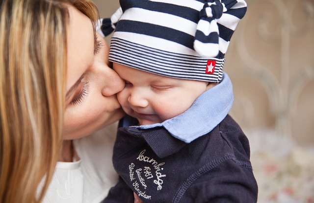 une maman embrasse son bébé