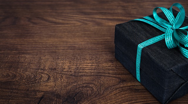cadeau posé sur une table
