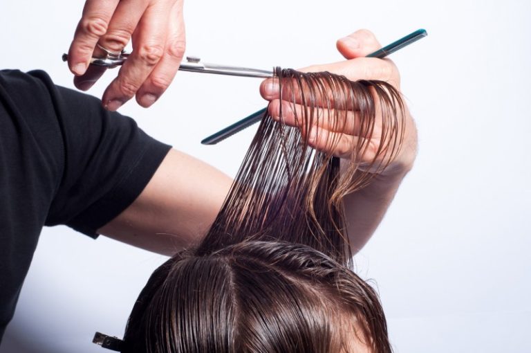 un coiffeur en plein travail