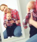 une femme et un enfant dans un miroir