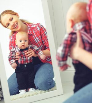une femme et un enfant dans un miroir