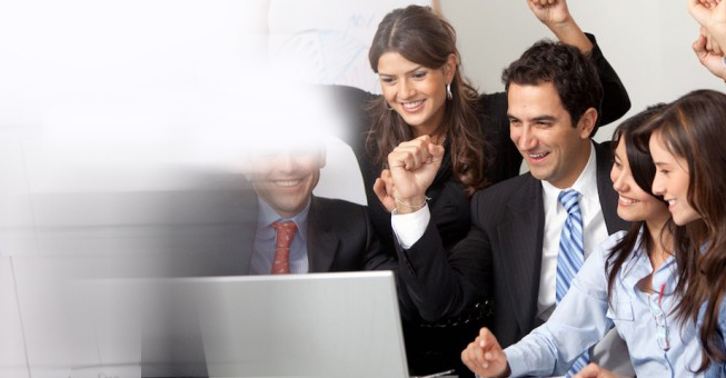 plusieurs personnes travaillant sur un logiciel