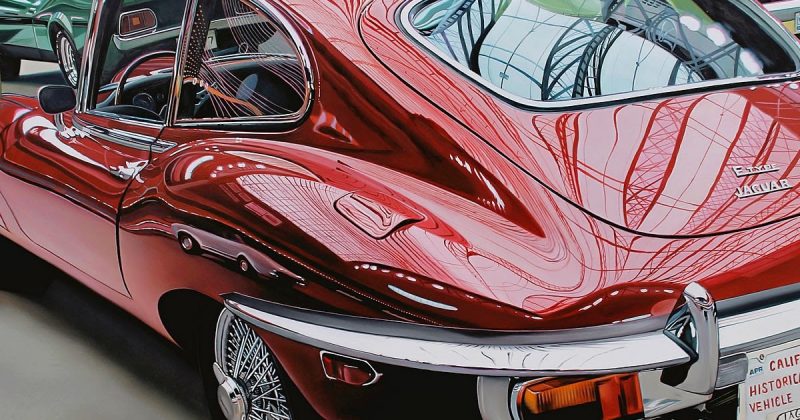 une voiture neuve rouge