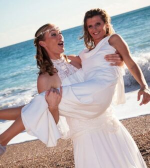 des invités de mariage sur la plage