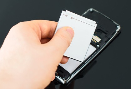 un iphone en cours de réparation