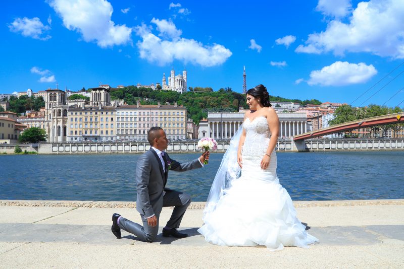 des invités de mariage heureux