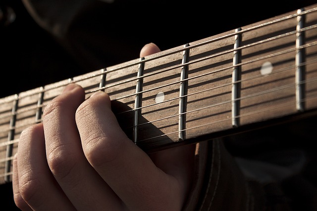 une personne jouant de la guitare