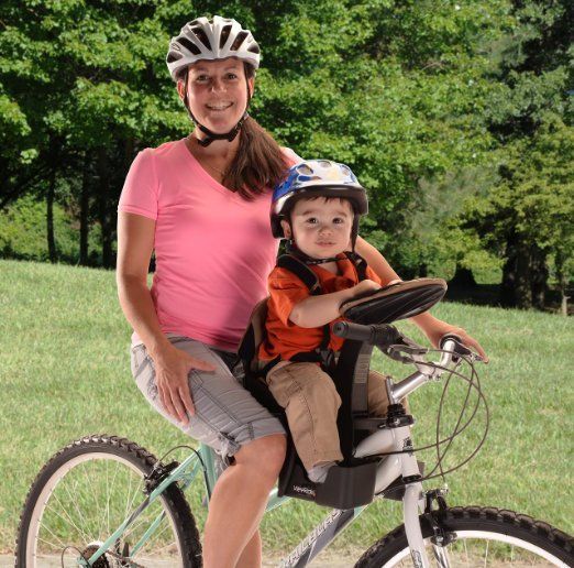 un enfant sur un vélo