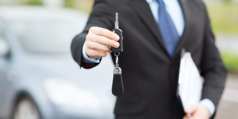 un concessionnaire gère un achat de voiture