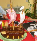 un bateau de pirates sur un gateau