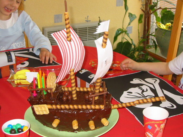 un bateau de pirates sur un gateau