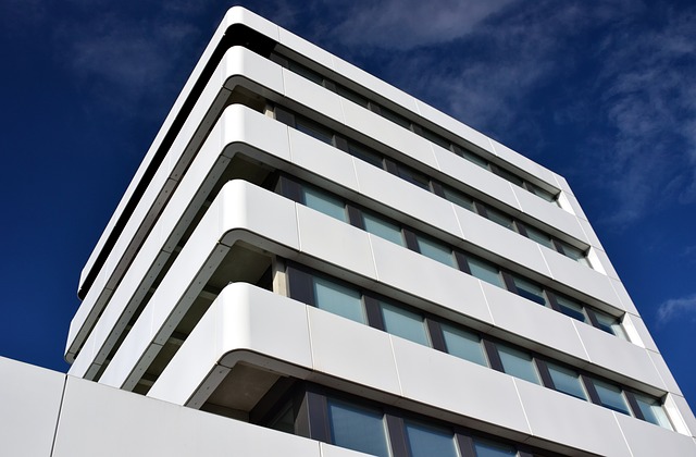 une copropriété blanche