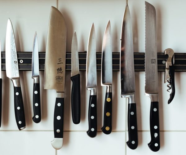 ensemble de couteaux de cuisine japonais aimantes au mur