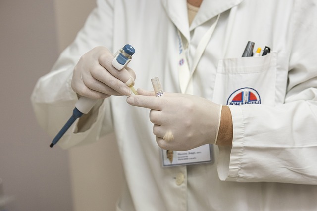 un médecin teste des mst