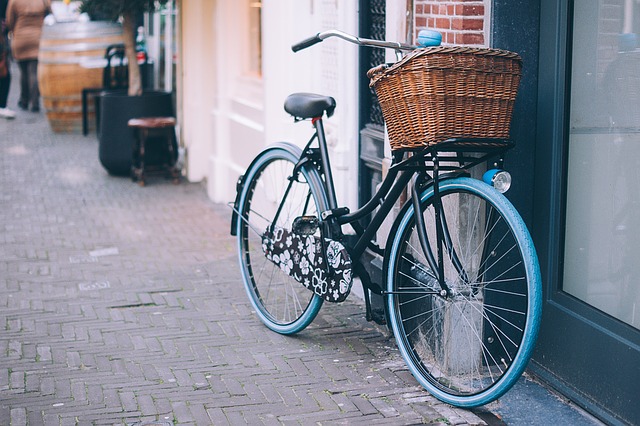 un vélo attaché
