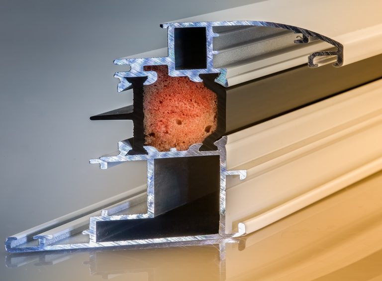 Comparatif entre les châssis en aluminium et les châssis en pvc