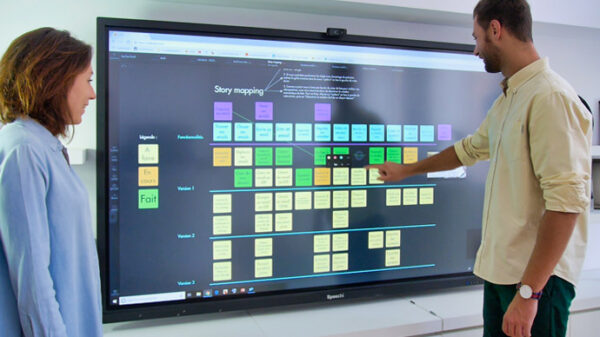 un écran interactif en action dans une salle de réunion