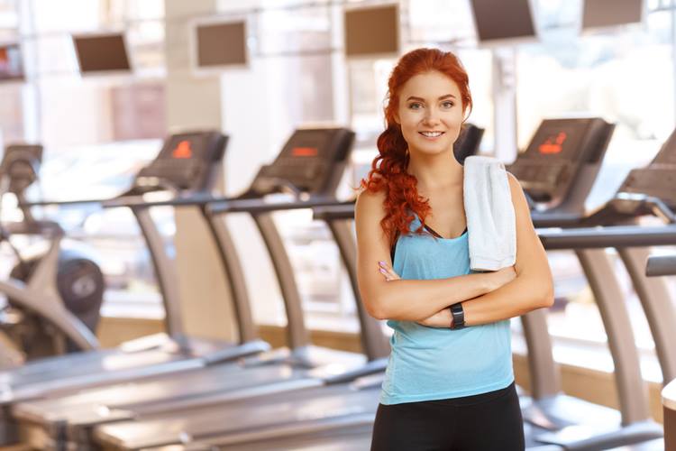 une sportive en salle de sport