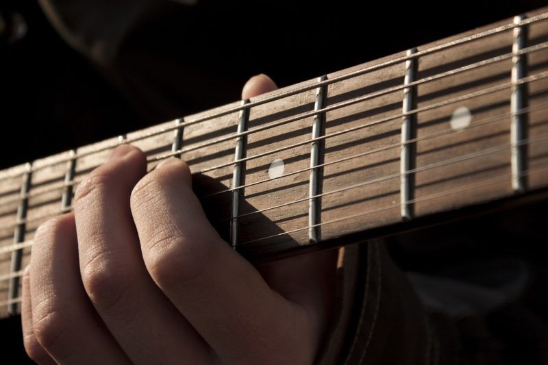 Comment choisir ses cordes de guitare acoustique