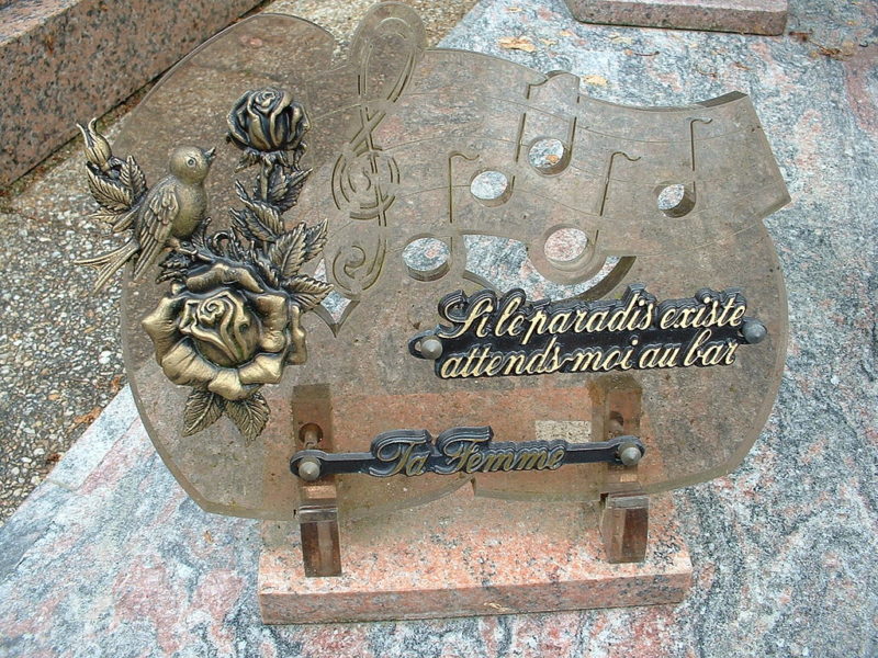 obtenir une plaque funéraire vite
