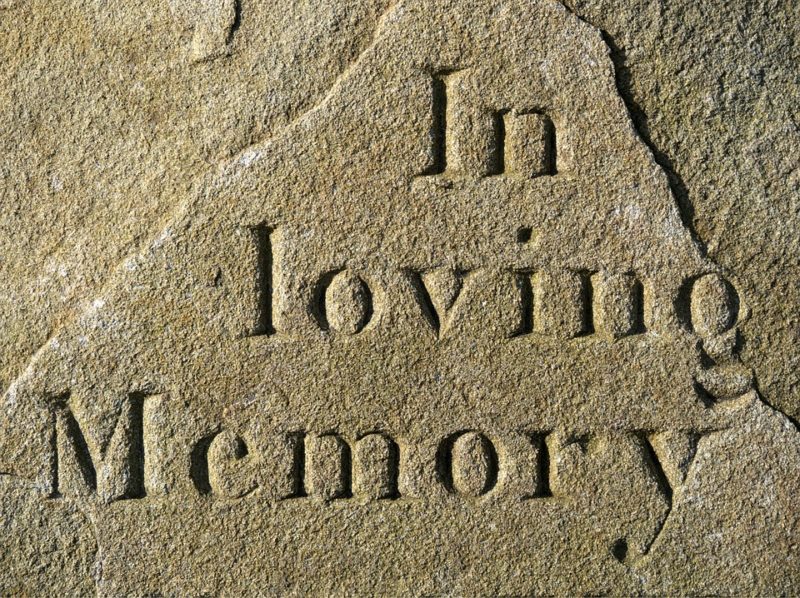 obtenir une plaque funéraire