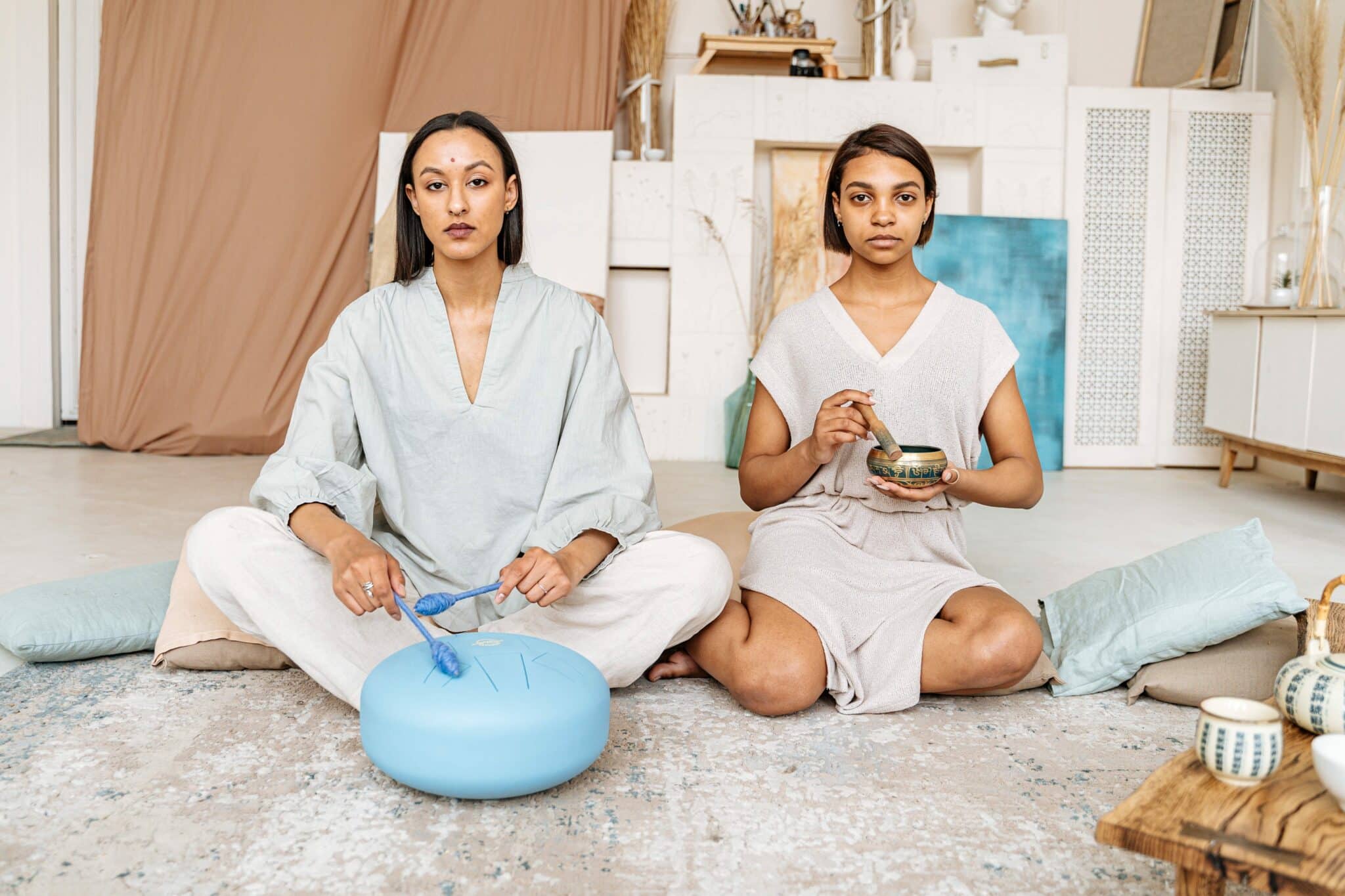 Deux femmes avec un tongue drum