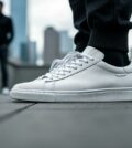 découvrez les baskets autry 01 low en cuir suédé blanc, un incontournable alliant confort et style. investissez dans une paire au design intemporel qui rehaussera toutes vos tenues. ne manquez pas cette opportunité d'affirmer votre élégance au quotidien.