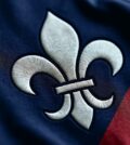 adoptez le maillot stade français orné de la fleur de lys, au design unique et élégant, qui suscite l’engouement des supporters cette saison. idéal pour afficher fièrement vos couleurs !