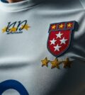 découvrez les coulisses du design du maillot de rugby toulouse 6 étoiles : inspirations, choix des matériaux et symboliques dévoilées par les créateurs. plongez au cœur de l’originalité de ce maillot mythique !