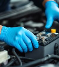 découvrez comment remplacer la batterie de votre dacia sandero 3 grâce à nos tutoriels pratiques et conseils détaillés pour un entretien facile et efficace de votre voiture.