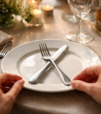 découvrez l'art des couverts croisés dans l'assiette et apprenez à impressionner vos invités grâce à notre guide pratique et élégant.