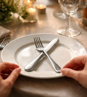 découvrez l'art des couverts croisés dans l'assiette et apprenez à impressionner vos invités grâce à notre guide pratique et élégant.