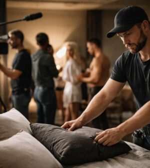 découvrez la définition de 'fluffer', ses différentes interprétations et son rôle dans l'industrie. une analyse complète des implications et contextes d'utilisation.