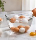 découvrez comment vérifier si des œufs périmés sont encore consommables en toute sécurité grâce à nos astuces simples et efficaces.