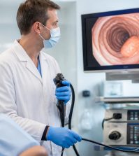 découvrez la définition de la colioscopie et comprenez cette procédure essentielle de diagnostic médical, ses objectifs et son déroulement, expliqués simplement.