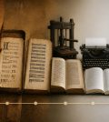 découvrez l'évolution historique fascinante des mots contenant des consonnes doubles et leur impact sur la langue française.